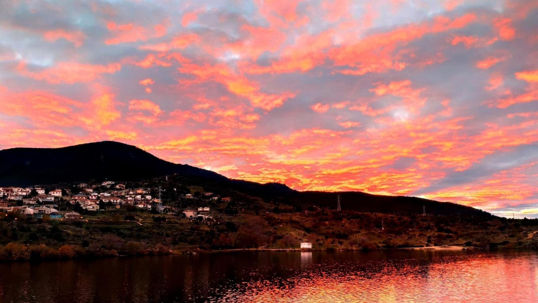 Ruralrut En El Tiemblo Precios Especiales A Partir De 7 Noches, Wifi, Cabina De Hidromasaje, Aire Acondicionado, Zonas De Bano Naturales Cercanas אל טיימבלו מראה חיצוני תמונה